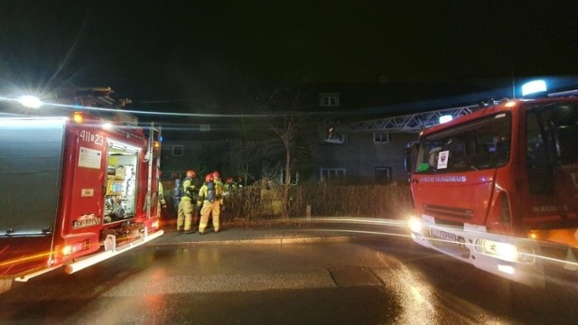 Zgłoszenie pożaru nadeszło o godzinie 1:59 z Wojewódzkiego Centrum Powiadamiania Ratunkowego. Lokatorka bloku, która akurat wyszła na zewnątrz, zauważyła ogień w mieszkaniu i niezwłocznie zgłosiła sytuację.