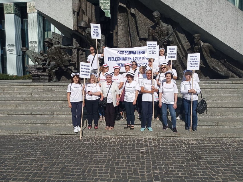 Sieradzkie pielęgniarki protestują w Warszawie