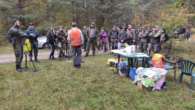 Odprawa poszukiwaczy przed udaniem się w teren