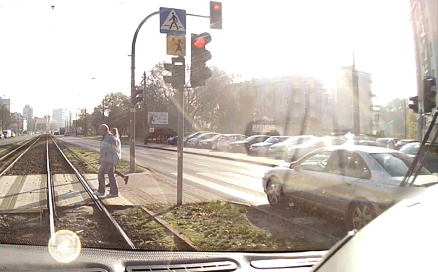 Kilka sekund to zbyt długo. Tego kierowcy czerwone nie dotyczy [wideo]