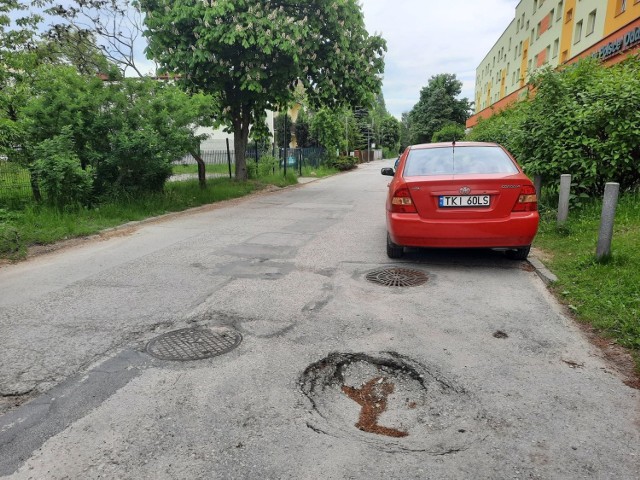 Na ulicy Legnickiej zapadła się jezdnia i samochody w nią wpadają.