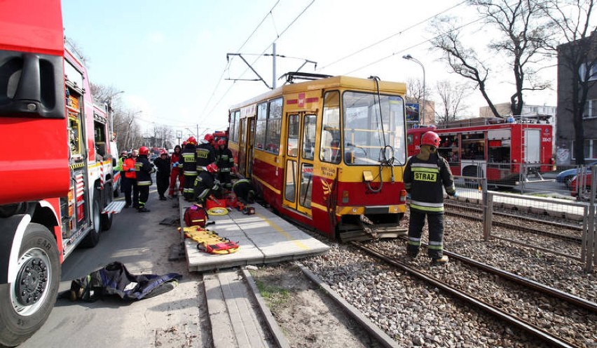 Wypadek na ul. Pabianickiej w Łodzi. Mężczyzna zginął pod kołami tramwaju [ZDJĘCIA]