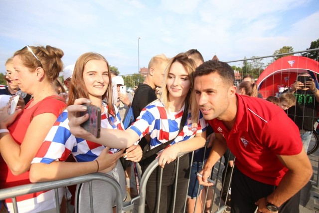 Górnik Zabrze ma wielu wiernych kibiców. Na zdjęciu: Igor Angulo z fankami klubu. Zobacz TOP12 najbardziej popularnych klubów województwa śląskiego.  Zobacz kolejne zdjęcia. Przesuwaj zdjęcia w prawo - naciśnij strzałkę lub przycisk NASTĘPNE