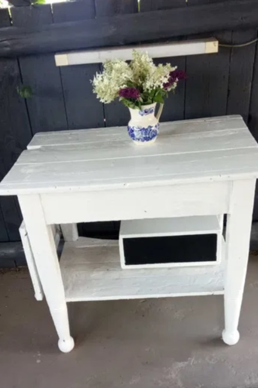 Drewniany stolik retro, kolor biały.
Wymiary: wys. 77 cm,...