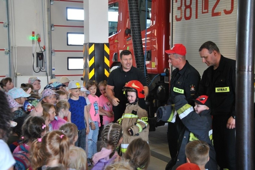 Zamość. Dzieciaki poznały zamojskich strażaków i ich pracę. Naukę udało się połączyć z zabawą