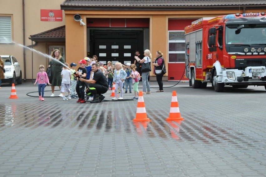 Zamość. Dzieciaki poznały zamojskich strażaków i ich pracę. Naukę udało się połączyć z zabawą