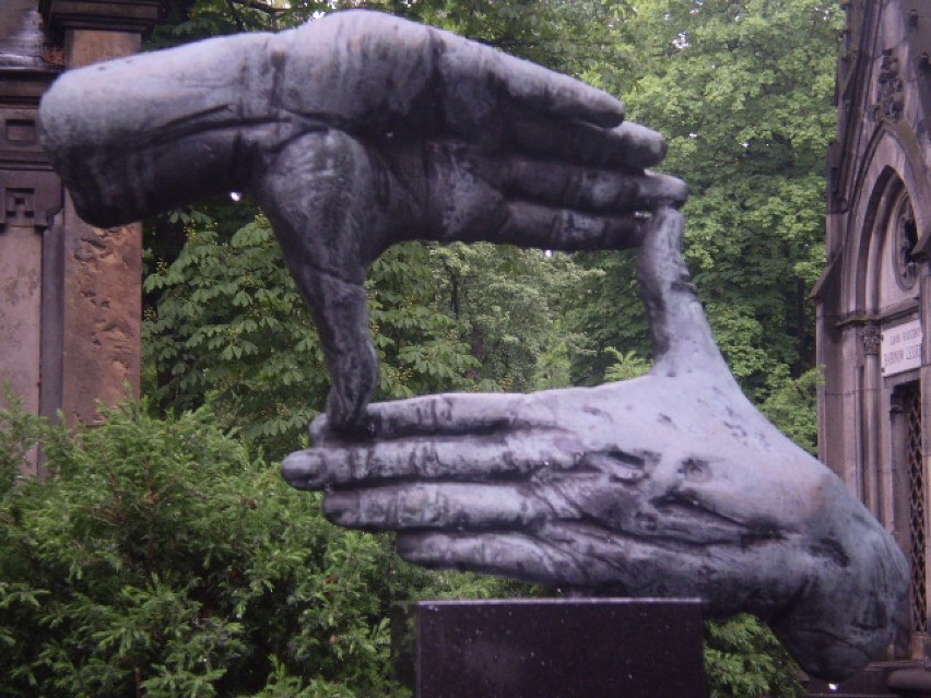 Fragment pomnika grobu Krzysztofa Kieślowskiego, Powązki