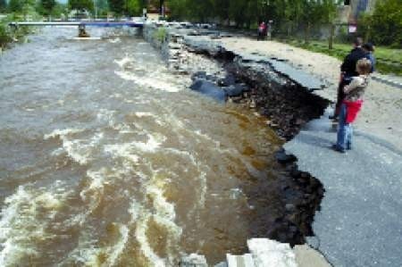 Rzeka Kamienna zniszczyła drogi w powiecie.   fot. Marcin Oliva Soto