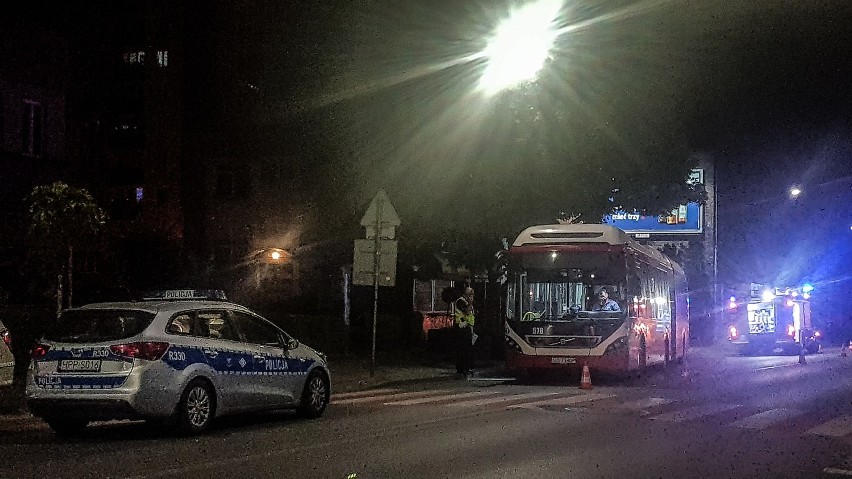 Było blisko tragedii. Mężczyzna odbił się od drzwi autobusu. Zabrało go pogotowie