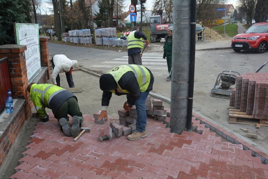 Pleszew. W końcu uda się przejść suchą stopą? Kolejny fragment chodnika jest prawie gotowy