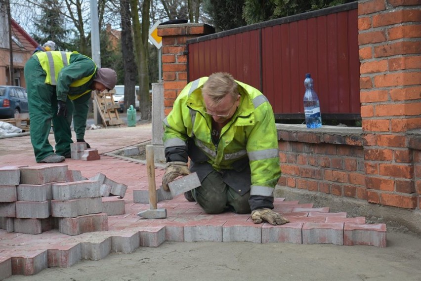 Pleszew. W końcu uda się przejść suchą stopą? Kolejny fragment chodnika jest prawie gotowy