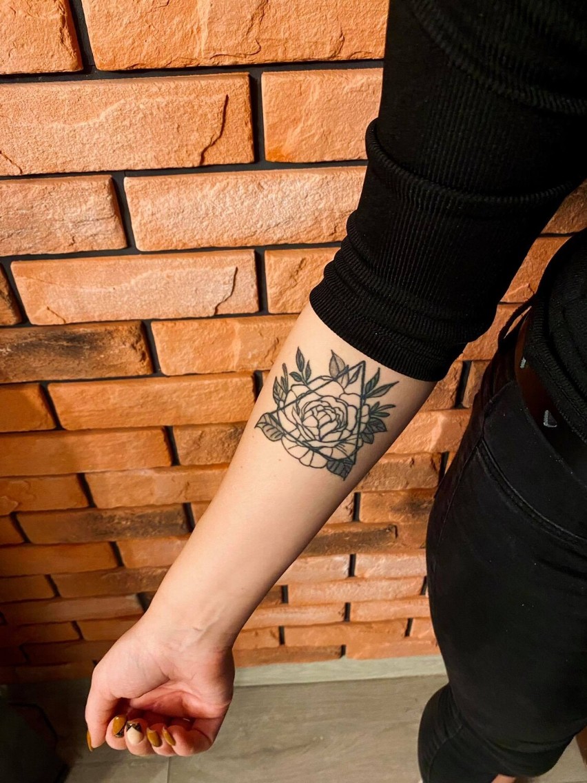 Najmodniejsze wzory tatuaży. Zobacz, które z nich najchętniej wybierają oborniczanie [ZDJĘCIA]