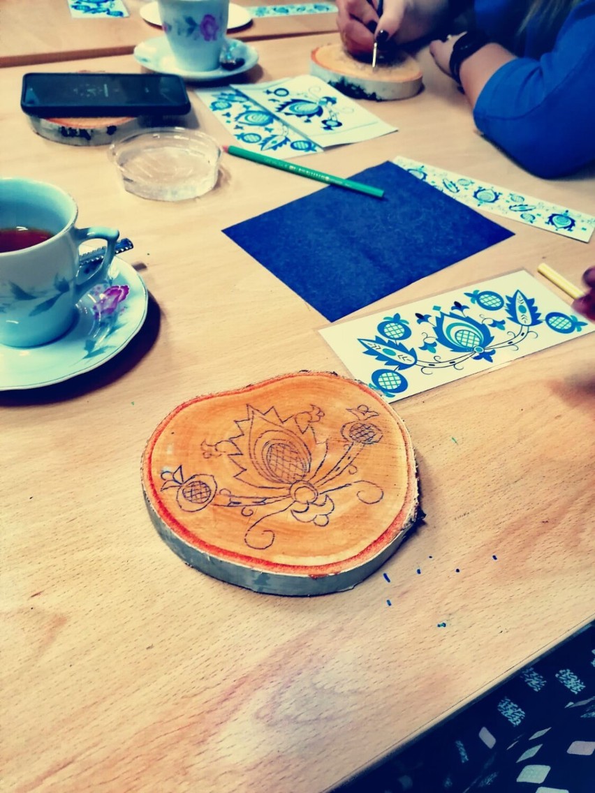 Warsztaty z malowania motywów haftu krajeńskiego w Tarnówce. Motywy haftu krajeńskiego na plastrach drewna brzozowego