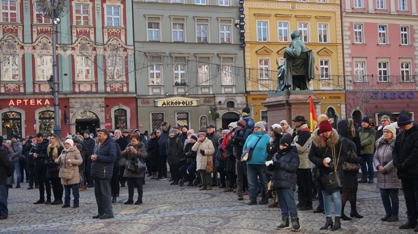 Na wrocławskim Rynku kilkaset osób uczestniczy w pogrzebie prezydenta Gdańska Pawła Adamowicza [ZDJĘCIA]
