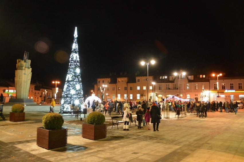 Świąteczne iluminacje na Rynku Miejskim w Sępólnie: 10...