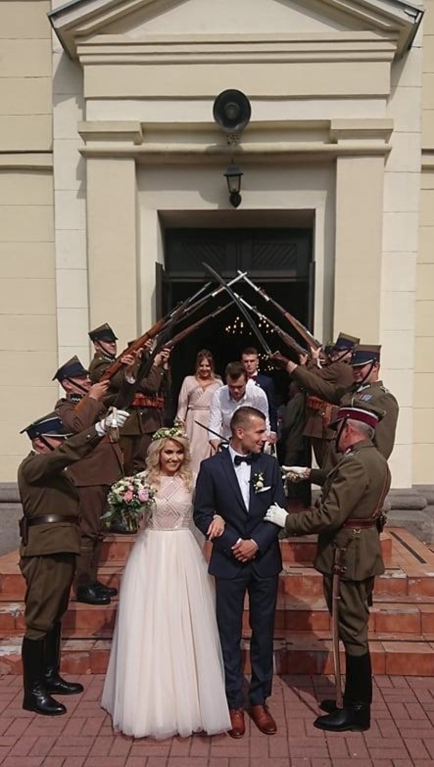 Dziesiątacy z Łowicza asystowali podczas ślubu kolegi [ZDJĘCIA]