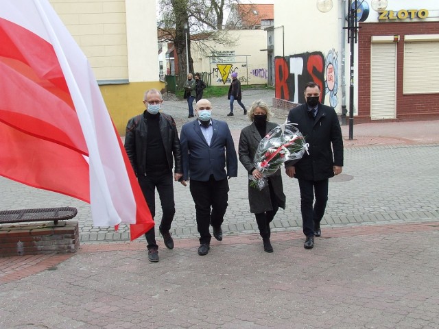 Działacze KWW Kwidzyniacy złożyli kwiaty pod pomnikiem Marszałka Józefa Piłsudskiego