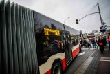 Komunikacja miejska na Wszystkich Świętych. Zmiany w kursowaniu autobusów i tramwajów, dodatkowe linie w stronę cmentarzy 1 listopada