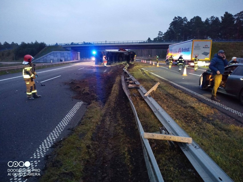 Wypadek na autostradzie A1 w powiecie świeckim. Przewróciła...