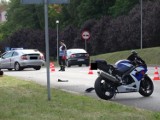 Wypadek w Pile na skrzyżowaniu Podgórnej i Warsztatowej. Motocyklista ucierpiał w zderzeniu z mercedesem [ZDJĘCIA]