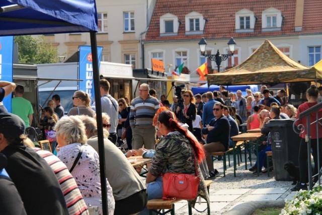 Mieszkańcy Świebodzic chętnie próbowali jedzenia z food trucków