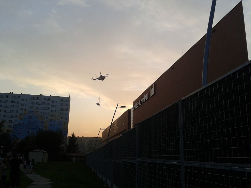 Nad Millenium Hall lata helikopter. Montują klimatyzatory