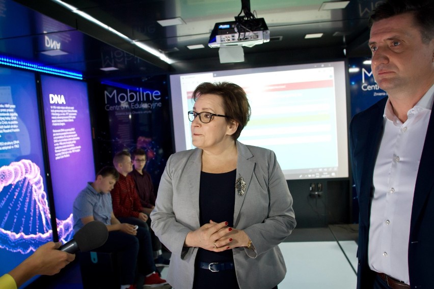 Wałbrzych: Minister Zalewska otwarła Mobilne Centrum Edukacyjne [ZDJĘCIA]