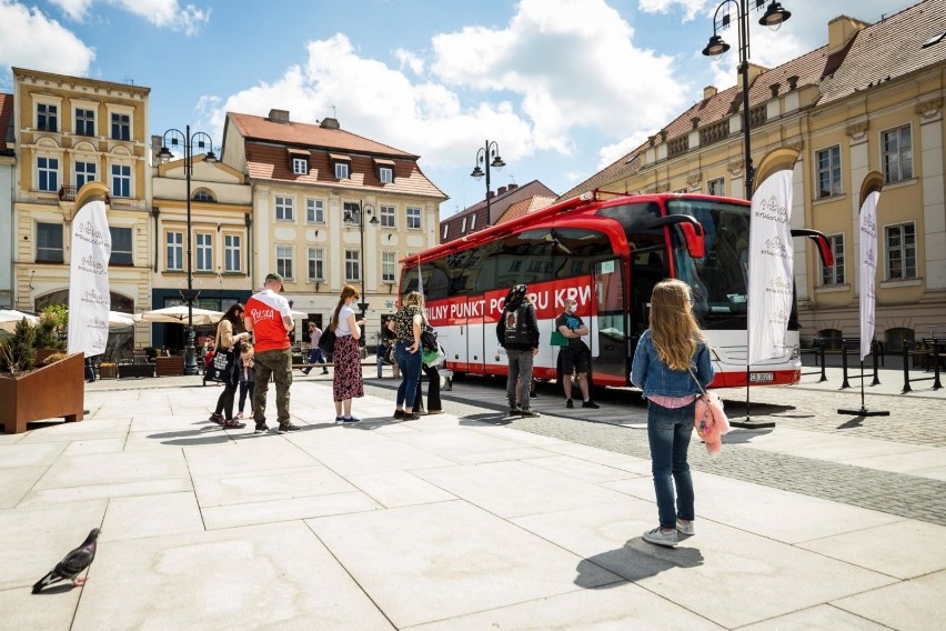 Bydgoszcz. W kolejce do krwiobusa na Starym Rynku stanął prezydent Bruski. Nie zabrakło chętnych do oddawania krwi [zdjęcia]