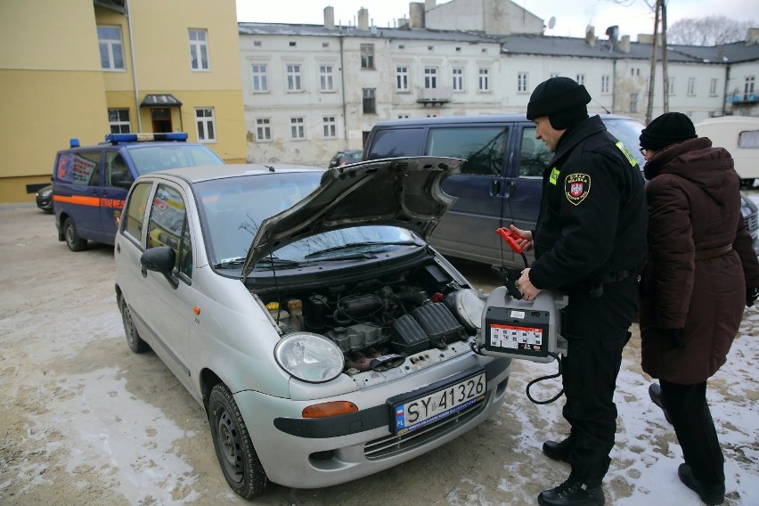 Straż miejska w Piotrkowie pomaga uruchomić auto na mrozie