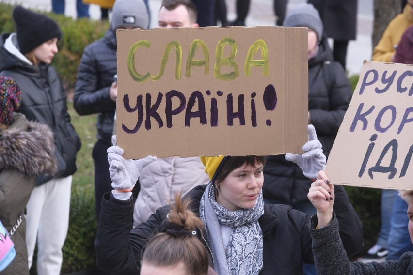 Protest poparcia dla Ukrainy na placu Wolności w Poznaniu.