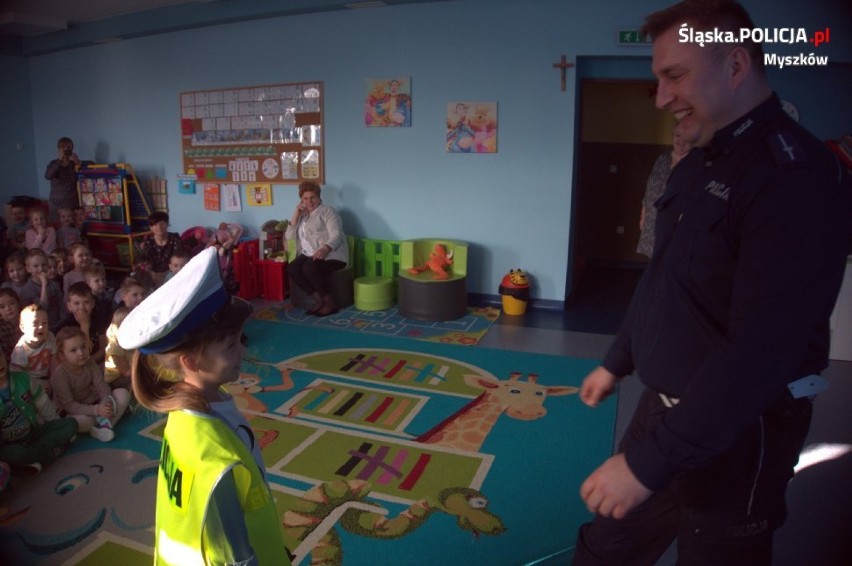 Myszkowska policja odwiedza szkoły i przedszkola w naszym powiecie [ZDJĘCIA]