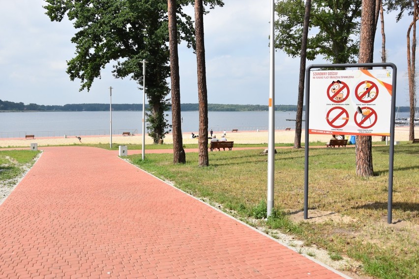 WSCHOWA. Sezon plażowy w pełni. Nad Jeziorem Sławskim sporo atrakcji i tłumy turystów [ZDJĘCIA]