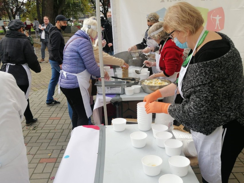 Lali śląski żurek w centrum Kołobrzegu. Za darmo i z okazji Światowych Dni Walki z Głodem