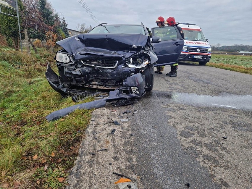 Groźny wypadek pod Zgierzem. Volkswagen zderzył się z volvo. Kierowcy ranni