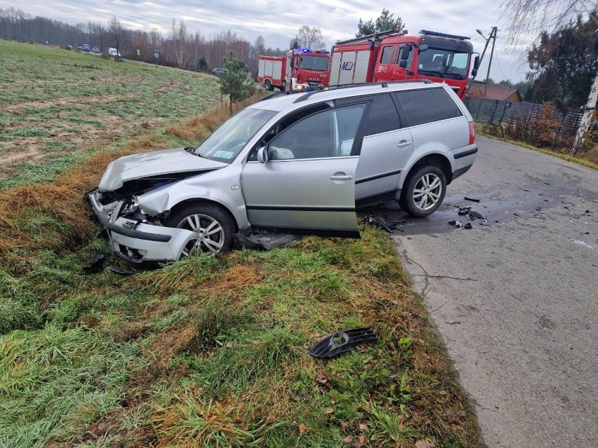 Groźny wypadek pod Zgierzem. Volkswagen zderzył się z volvo. Kierowcy ranni