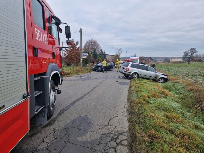 Groźny wypadek pod Zgierzem. Volkswagen zderzył się z volvo. Kierowcy ranni