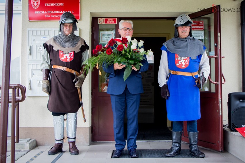 Rycerze i burmistrz złożyli kwiaty pod monumentem