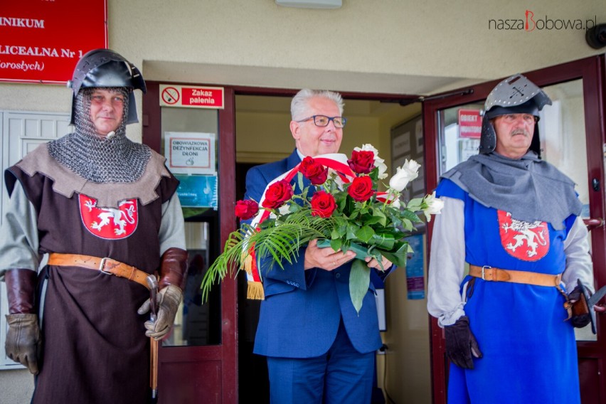 Rycerze i burmistrz złożyli kwiaty pod monumentem