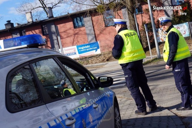 Policjanci rozdawali kwiaty kierującym paniom