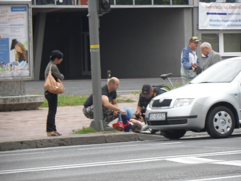 Młoda kobieta została potrącona przez auto na zielonym świetle