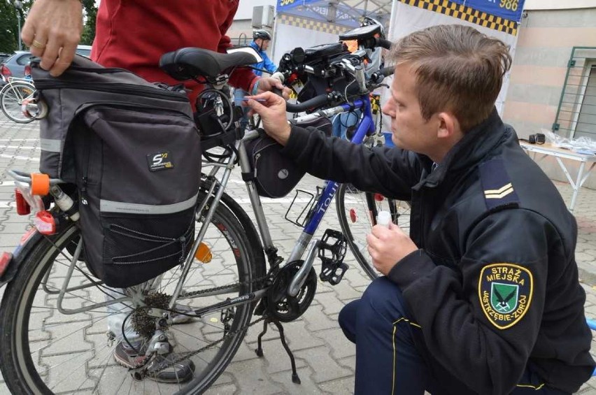 Straż miejska w Jastrzębiu: trwa znakowanie rowerów