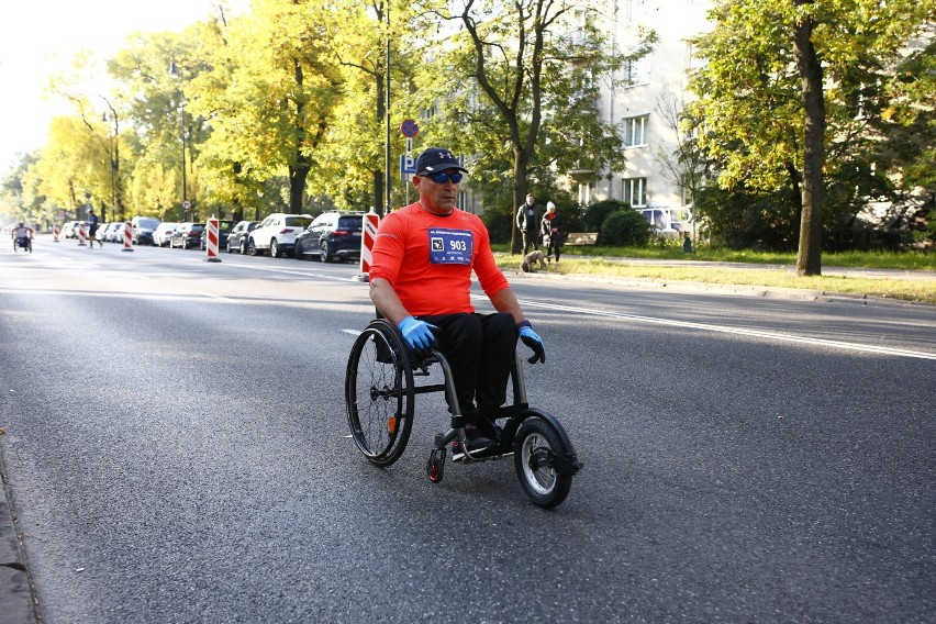 Maraton Warszawski 2022 za nami. Tysiące biegaczy na ulicach stolicy. Tak wyglądała 44. edycja największego święta sportowego