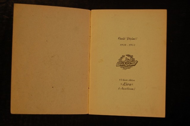 Zgodnie z naszą wcześniejszą zapowiedzią prezentujemy kilka stronic ze śpiewnika chóru Auxilium - Lira, który został wydany w 1953 roku. 

Liczące kilkadziesiąt lat wydawnictwo zachowało się w domowym archiwum Ludwika Bacha. Dzięki temu wydawnictwo nie zaginęło. - Śpiewnik dostałem bodajże jeszcze w latach 90. - wspomina szef Miejskiego Domu Kultury w Rumi. 

Kliknij dalej i poznaj historię chóru Auxilium - Lira