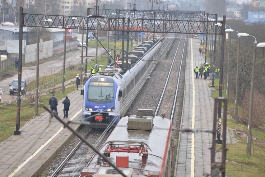 Pociąg relacji Łódź - Gdynia śmiertelnie potrącił 70-latkę we Włocławku. Są opóźnienia [zdjęcia]