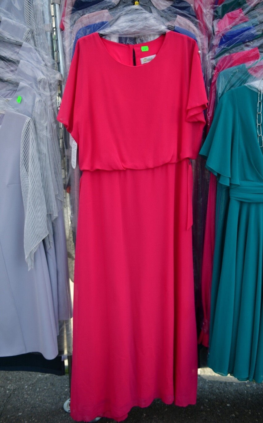 Na targowisku Korej w Radomiu jest duży wybór sukienek . Kreacje idealne na różne okazje w różnych krojach i kolorach. Zobacz zdjęcia