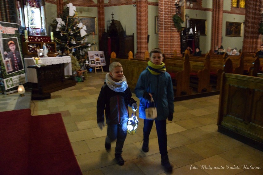 Mrok kościoła rozpraszały tylko światła lampionów, czyli nastrojowe roraty [ZDJĘCIA,WIDEO]