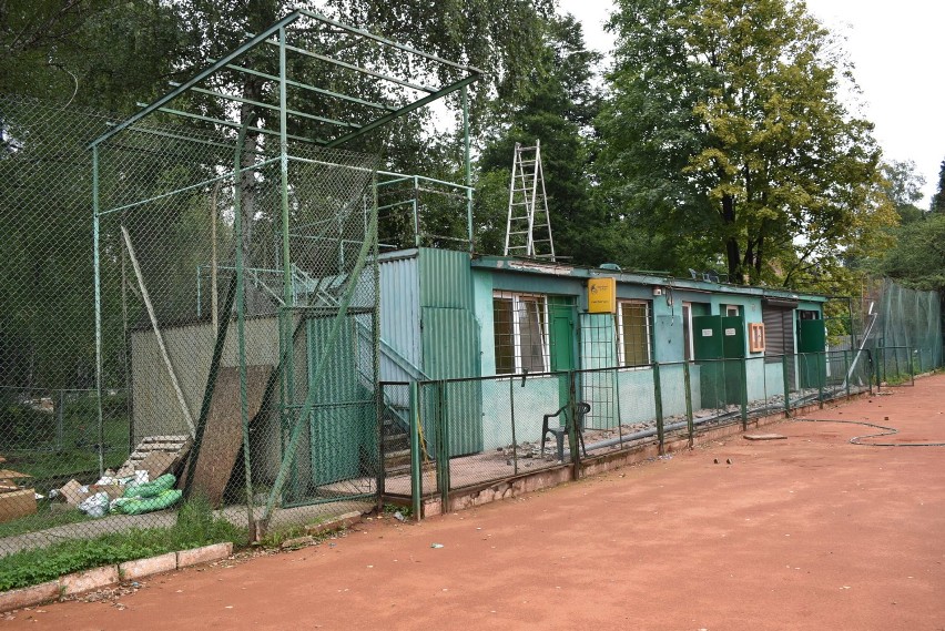 Korty tenisowe w Chełmku będą jak nowe. Ruszyła przebudowa obiektu