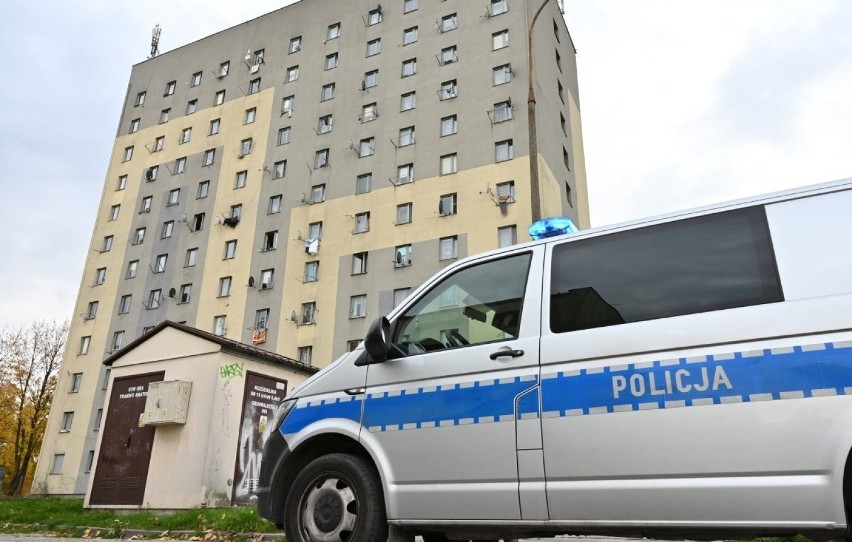 Zagadkowa śmierć w wieżowcu w Kielcach. Policjanci badają sprawę [ZDJĘCIA]
