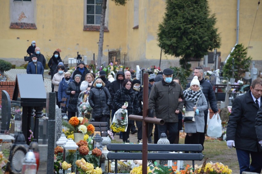 Anna Wołoszyn spoczęła na cmentarzu "Na górce" w Żaganiu. Społeczniczkę pożegnały tłumy przyjaciół i znajomych