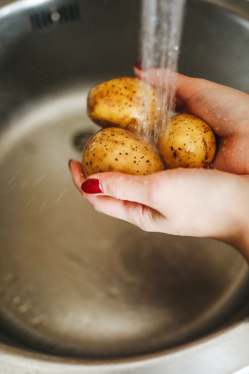 Jak długo gotować ziemniaki? Młode zaleca się gotować na...